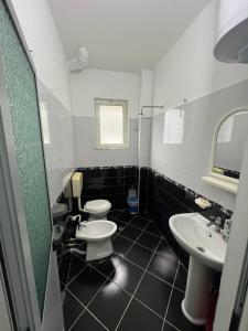 Baðherbergi á Bar Restorant Hotel “ MANI “