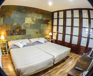 sypialnia z dużym białym łóżkiem w pokoju w obiekcie Green Peaks B&B Country House Alojamiento Rural w Grenadzie