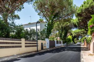 una calle con árboles al lado de una carretera en Villa El Cenador - Solo Familias, en Roche