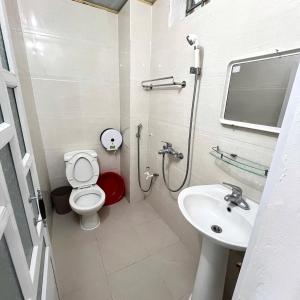 a small bathroom with a toilet and a sink at Khách sạn Xuân Dương in Cửa Lô