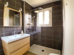 a bathroom with a sink and a shower at L'Evasion, maison spacieuse, véranda, parking in Saint-André-de-Cubzac