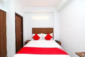 Postel nebo postele na pokoji v ubytování Super Hotel O Sathguru Residency Near New Ashok Nagar Metro Station