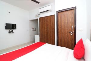 Postel nebo postele na pokoji v ubytování Super Hotel O Sathguru Residency Near New Ashok Nagar Metro Station