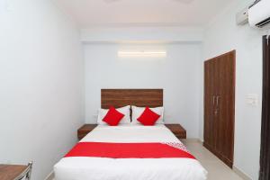 Postel nebo postele na pokoji v ubytování Super Hotel O Sathguru Residency Near New Ashok Nagar Metro Station