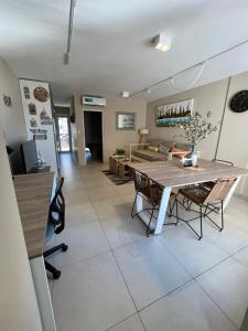 a dining room and living room with a table and chairs at "The Best in the City" Hermoso departamento amplio, moderno y luminoso, ubicado en el centro de la ciudad, a pocas cuadras de peatonal Junin, a cuadras de plaza torrent y plaza la cruz, edificio moderno con ingreso digital, hasta 4 personas in Corrientes