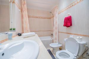 Luxury Apartment with Pool Large Terrace & Balconies in Hivernage Marrakech的一间浴室