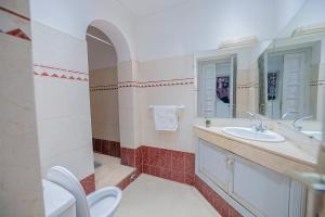 Luxury Apartment with Pool Large Terrace & Balconies in Hivernage Marrakech的一间浴室