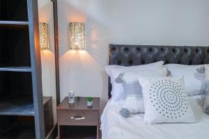 Luxury Apartment with Pool Large Terrace & Balconies in Hivernage Marrakech客房内的一张或多张床位