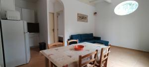 a kitchen and dining room with a table and chairs at Gîte Les 2 oliviers in Canet