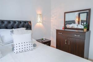 Luxury Apartment with Pool Large Terrace & Balconies in Hivernage Marrakech客房内的一张或多张床位