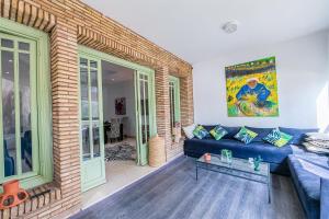 马拉喀什Luxury Apartment with Pool Large Terrace & Balconies in Hivernage Marrakech的客厅设有蓝色的沙发和砖墙 更多28张照片