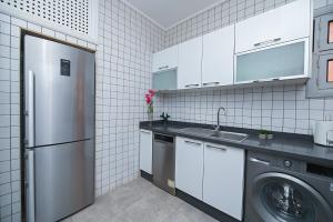 Luxury Apartment with Pool Large Terrace & Balconies in Hivernage Marrakech的厨房或小厨房