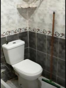 ein Badezimmer mit einer weißen Toilette in einem Zimmer in der Unterkunft Marseilia Resort in Al Ḩammām