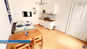 Kuchyň nebo kuchyňský kout v ubytování Little Americas Westend Apartments