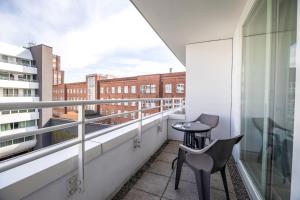 Un balcón con mesa y sillas y una vista. en About Art Apartments - Ovo, en Wroclaw