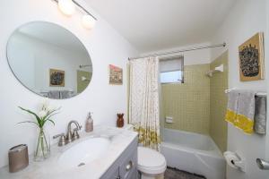 Koupelna v ubytování Siesta Sol Art Bungalow- 2 miles to Siesta Key! + 23 fotografií