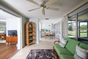 TV a/nebo společenská místnost v ubytování Siesta Sol Art Bungalow- 2 miles to Siesta Key!