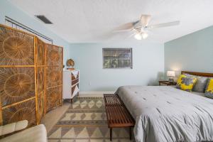 Postel nebo postele na pokoji v ubytování Siesta Sol Art Bungalow- 2 miles to Siesta Key!