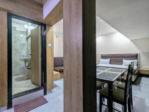 Koupelna v ubytování Hotel Shivneri