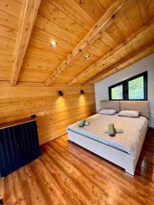 Postel nebo postele na pokoji v ubytování Mount Log Cabin