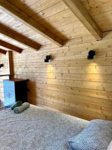 Postel nebo postele na pokoji v ubytování Mount Log Cabin