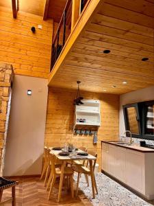 Kuchyň nebo kuchyňský kout v ubytování Mount Log Cabin