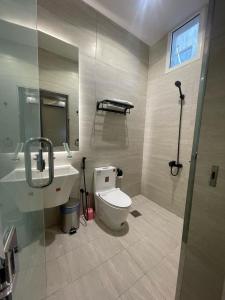 Ένα μπάνιο στο روز الشرق للشقق المخدومة