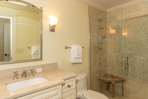 Un baño con ducha, lavabo e inodoro. en Beach Club Villa 42 by Wild Dunes, Oceanfront, en Isle of Palms