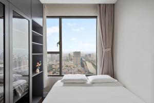 Ένα ή περισσότερα κρεβάτια σε δωμάτιο στο Service Apartment By Me in River Gate building +118 φωτογραφίες