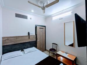 Postel nebo postele na pokoji v ubytování Hotel Shivneri