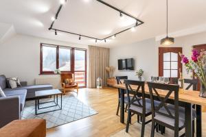 TV a/nebo společenská místnost v ubytování Apartament Lipki z widokiem na Giewont