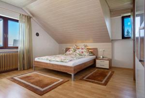 Ένα ή περισσότερα κρεβάτια σε δωμάτιο στο Ferienwohnung Plocher