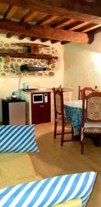 Una habitación con cocina con mesa y sillas. en Holiday House Sant'Annunziata, en Monte Rubiaglio