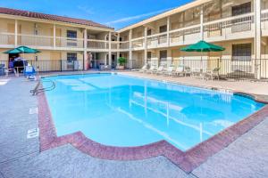 Bazén v ubytování Coratel Inn & Suites By Jasper Wonderland nebo v jeho okolí