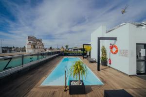 Bazén v ubytovaní esZentrico Suites Jerez alebo v jeho blízkosti