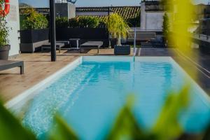Bazén v ubytovaní esZentrico Suites Jerez alebo v jeho blízkosti
