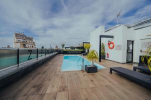Bazén v ubytovaní esZentrico Suites Jerez alebo v jeho blízkosti