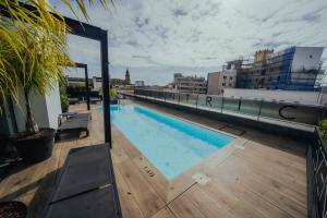Bazén v ubytovaní esZentrico Suites Jerez alebo v jeho blízkosti