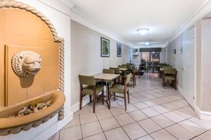 Posezení v ubytování Coratel Inn & Suites By Jasper Wonderland