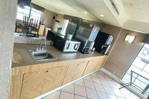 Kuchyň nebo kuchyňský kout v ubytování Coratel Inn & Suites By Jasper Wonderland
