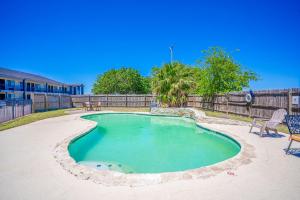 Bazén v ubytování Executive Inn Port Lavaca by OYO nebo v jeho okolí
