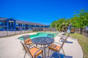 Bazén v ubytování Executive Inn Port Lavaca by OYO nebo v jeho okolí