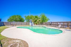 Bazén v ubytování Executive Inn Port Lavaca by OYO nebo v jeho okolí