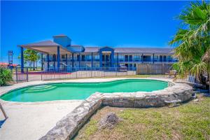 Bazén v ubytování Executive Inn Port Lavaca by OYO nebo v jeho okolí