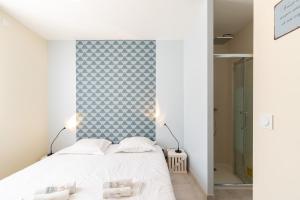 ein Schlafzimmer mit einem Bett mit einer blau-weißen Wand in der Unterkunft La Roche Bleue - 100m plage - Parking in La Bernerie-en-Retz