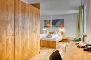 Postel nebo postele na pokoji v ubytování Hotel Wirtshaus Sattlerwirt