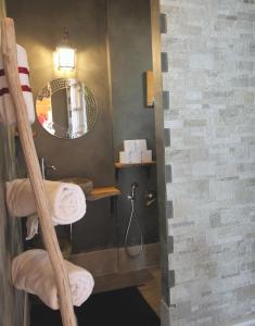 łazienka z drabinką, ręcznikami i lustrem w obiekcie Agrilunassa Eco GuestHouse and Cottage w mieście Bordighera +37 zdjęć
