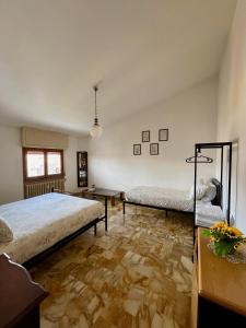 A bed or beds in a room at Settesanti Vintage Attic
