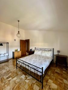A bed or beds in a room at Settesanti Vintage Attic