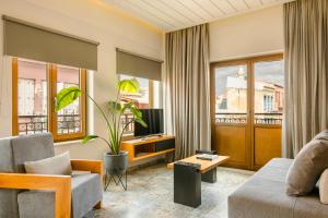 TV a/nebo společenská místnost v ubytování Querini Luxury Suites